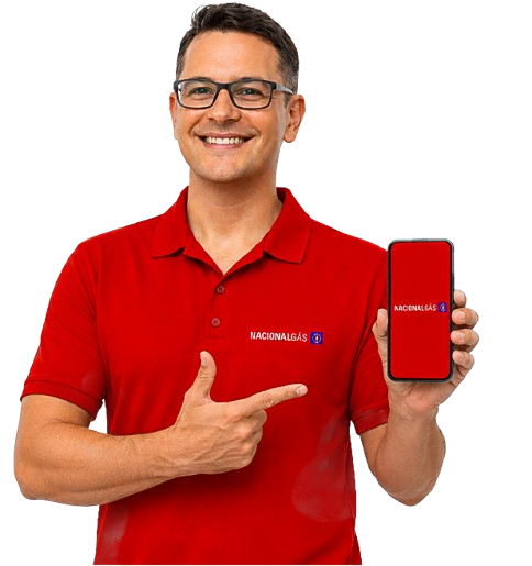 Revendedor Nacional Gás sorrindo e apontando para o celular com o aplicativo Nacional Gás