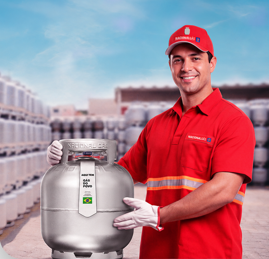 Entregador Nacional Gás com botijão do Programa Gás do Povo em galpão de distribuição
