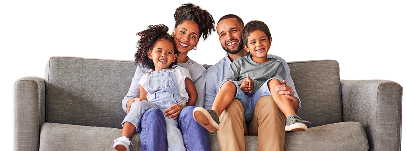 Família beneficiada pelo programa Gás do Povo sorrindo no sofá