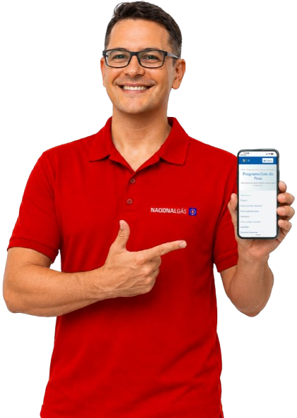 Revendedor Nacional Gás sorrindo e apontando para o celular com o site do programa Gás do Povo